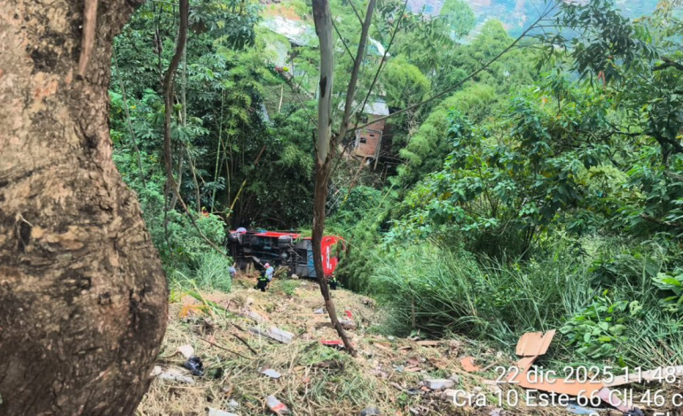 El alcalde de Medellín habló sobre el grave accidente en el que un autobús cayó a un acantilado de 50 metros en la calle Santa Elena: lo que se sabe de los heridos

 – Primer plano