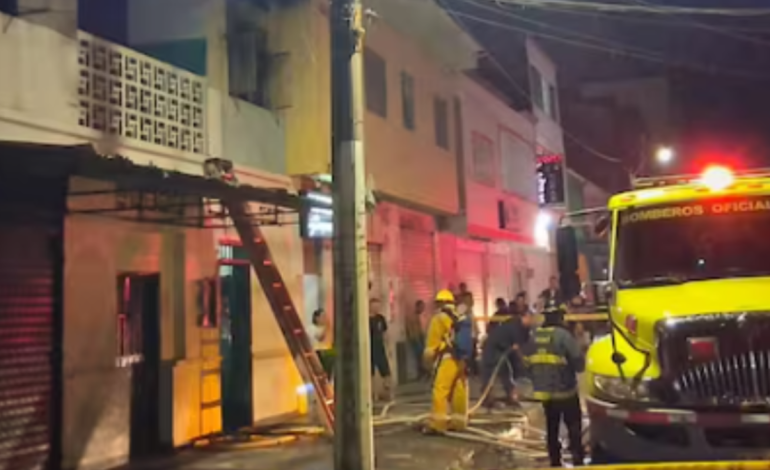 Se sabe que tres personas murieron producto de un grave incendio en un local comercial en Neiva

 – Primer plano