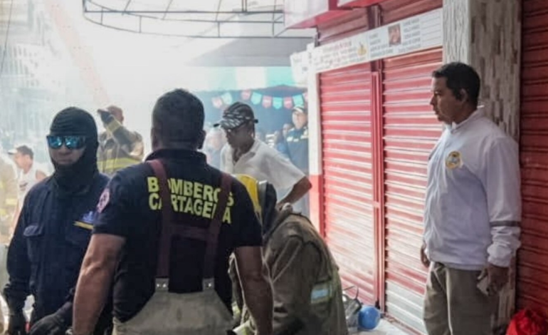 El incendio destruyó el almacén y dejó al descubierto peligrosos depósitos de pólvora en el mercado de Bazurto, amenazando la seguridad de los bomberos.

 – Primer plano