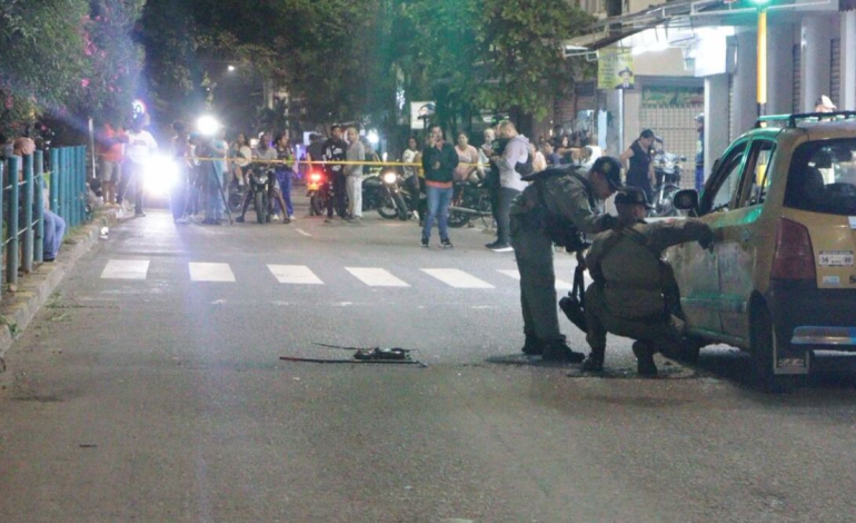 En las fotos | Así quedó la zona del ataque con granada a la patrulla de la Policía en Cali: cuatro personas resultaron levemente heridas

 – Primer plano