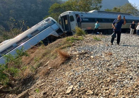 Oaxaca vive tragedia ferroviaria: descarrilamiento del Tren Interoceánico deja decenas de muertos

 – Primer plano