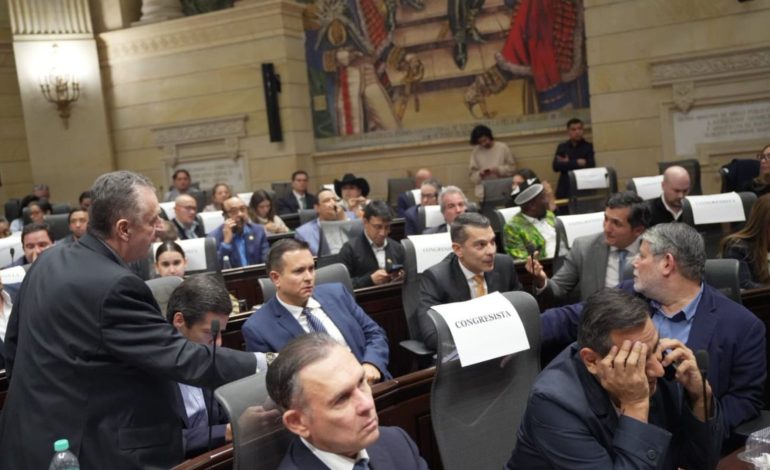 El gobierno juega sus últimas cartas para evitar el colapso de la reforma tributaria

 – Primer plano