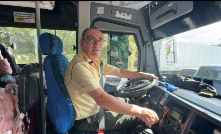 De esta manera, “El Padre” recorre los caminos de Antioquia transformando su autobús en un lugar de devoción, protección y servicio.

 – Primer plano