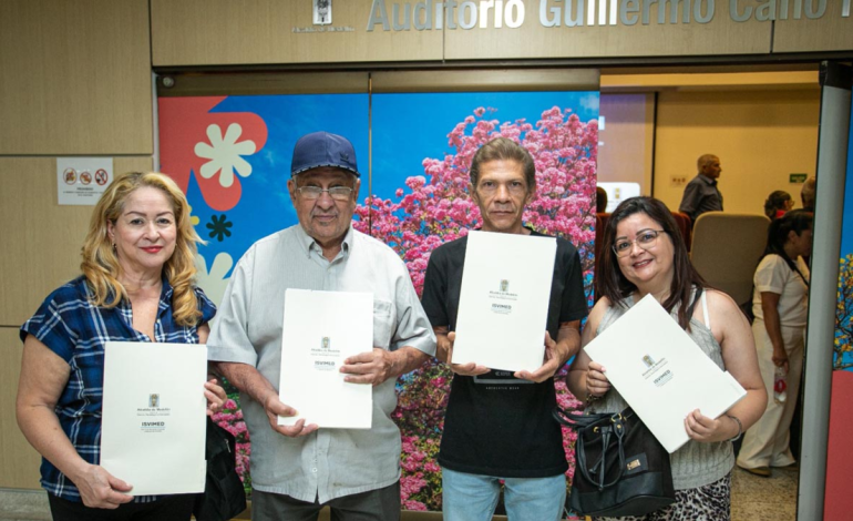 Después de años de vivir al margen de la ley, 1.057 familias en Medellín lograron legalizar sus viviendas

 – Primer plano