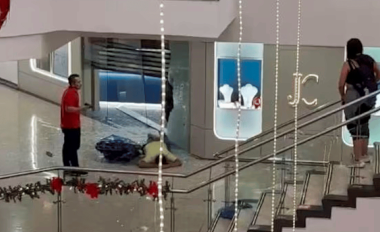 Fue trasladado hace tres meses.

 – Primer plano