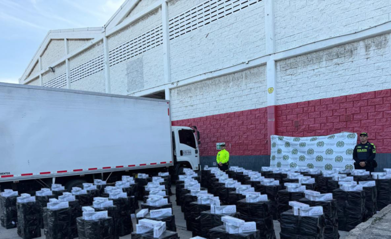 Incautan 64.500 cajetillas de cigarrillos de contrabando ocultas en una camioneta en Barranquilla; capturado

 – Primer plano