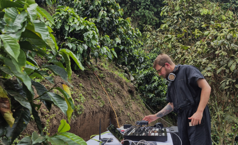La historia de Hila, una DJ argentina que vino a Colombia para experimentar el sonido de las plantas y la combinación de ciencia y tecnología en un cafetal.

 – Primer plano