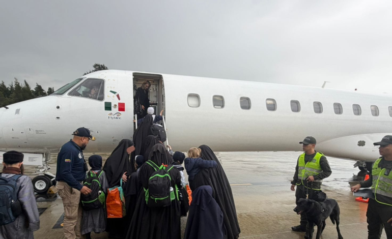 Se trata de la salida del país de miembros de la secta judía de Lev Tahor, expulsados ​​de Colombia cuando intentaban radicarse en Yarumal, Antioquia.

 – Primer plano