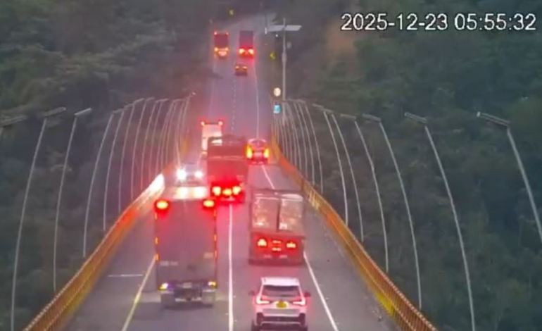 Un camión giró en sentido contrario a la salida del túnel de Gualanday y atropelló a un motociclista

 – Primer plano