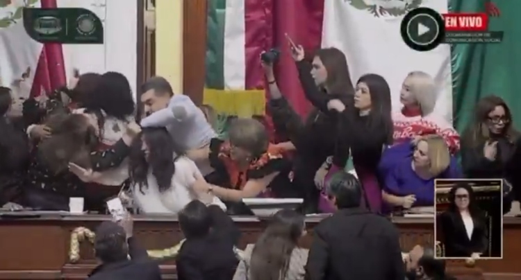 Violencia en el Congreso de la Ciudad de México por InfoCDMX

 – Primer plano