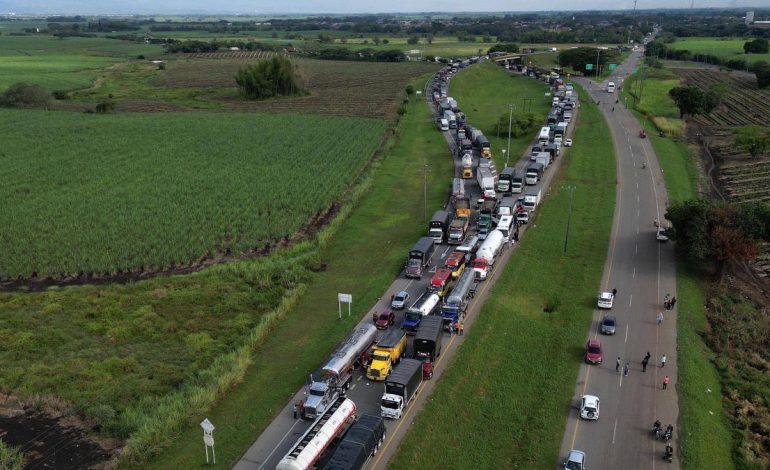 Así quedaron registrados algunos de los dramáticos momentos del accidente ocurrido en la Carretera Panamericana en el Cauca.

 – Primer plano