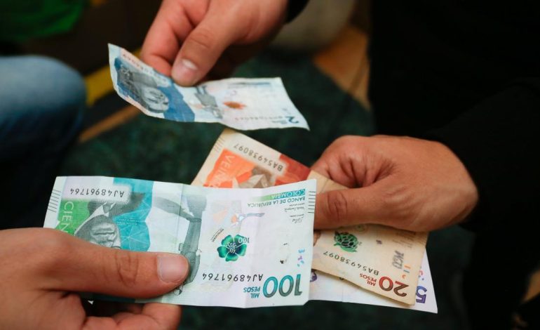 El 39% de los adultos alcanza el nivel mínimo deseado de conocimientos sobre gestión del dinero.

 – Primer plano