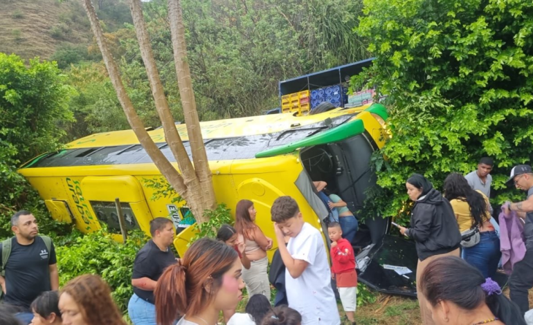 18 personas heridas tras accidente de autobús de transporte público en la comuna de Olaya en Antioquia:

 – Primer plano