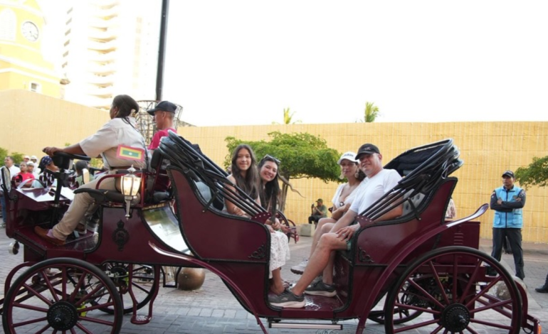 «Bombardeo» a la protección contra los coches eléctricos en el centro histórico de Cartagena, que circulan gratis los fines de semana para residentes y turistas

 – Primer plano