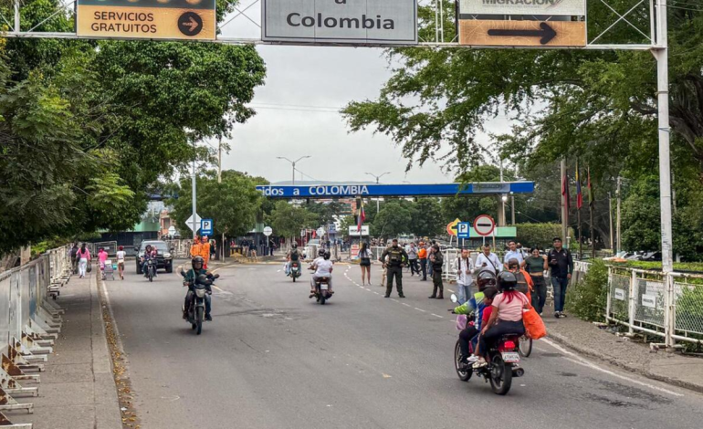 Fotos, velas y silencio oficial tras la captura de Nicolás Maduro en Caracas

 – Primer plano