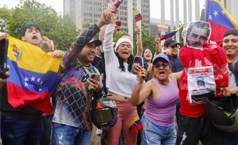 Entre lágrimas y euforia, venezolanos se reúnen en varias ciudades del país para celebrar la captura de Nicolás Maduro

 – Primer plano
