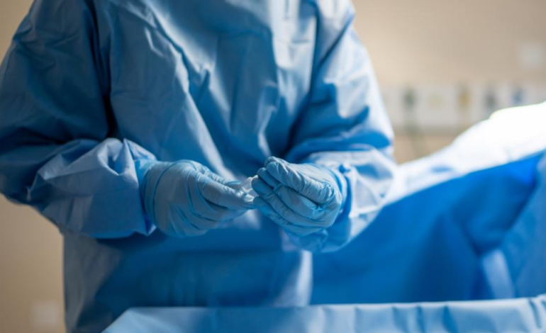 Médico acusado de la muerte de una mujer durante una operación encubierta de desvío de drogas

 – Primer plano