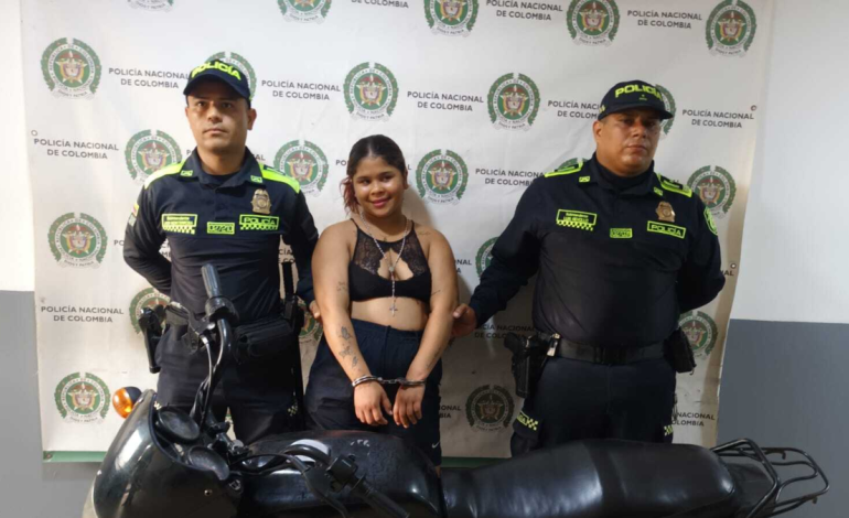 Una mujer capturada en el Océano Atlántico tras una persecución policial posó y sonrió para una foto tomada por la policía

 – Primer plano