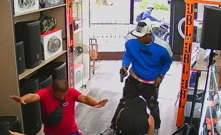 Las víctimas fueron obligadas a caer de rodillas.

 – Primer plano