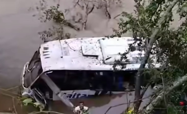 habría caído al agua tras fatal accidente que dejó 15 heridos

 – Primer plano