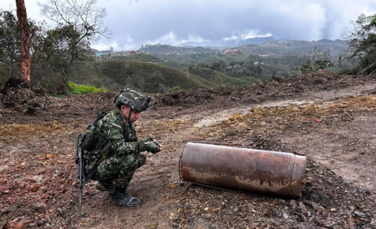 El ejército frustró el ataque con seis explosivos que disidentes de las FARC dejaron en la vía de Medellín a Anorí

 – Primer plano