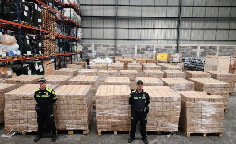 Contrabandistas pretendían «golpear» más de 100.000 bombillos ilegales transportados entre Buenaventura y Antioquia

 – Primer plano