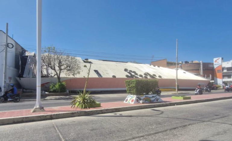 El viento arrancó el techo de una gasolinera en el centro de la ciudad

 – Primer plano