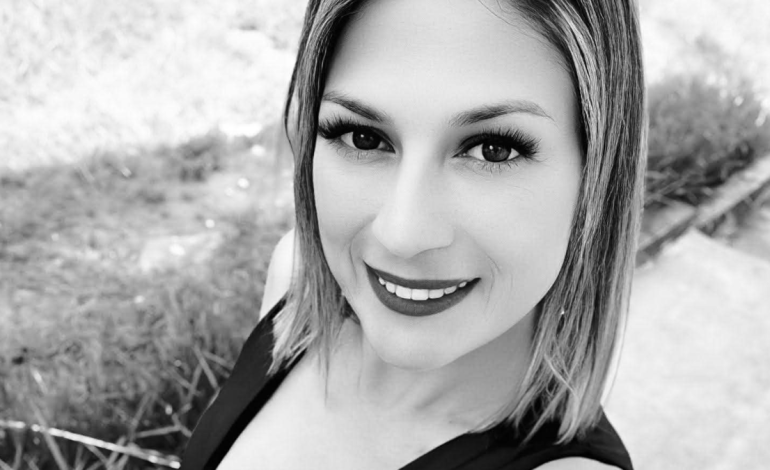 Su familia la encontró cuando dejó de contestar su celular.

 – Primer plano