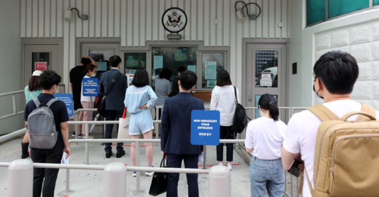 Trump endurece visas: Suspensión indefinida de solicitantes de 75 países

 – Primer plano