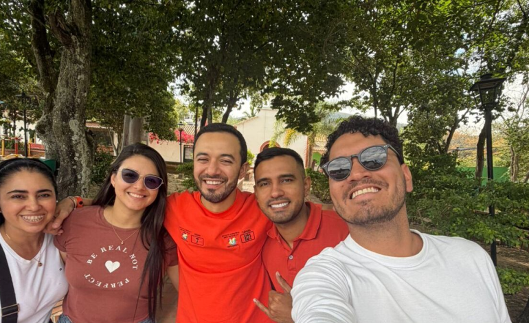 Un periodista iba de viaje y su equipo decidió irse de gira.

 – Primer plano