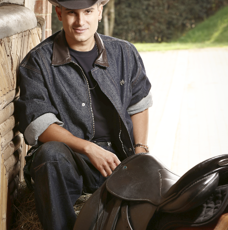 PIPE BUENO LANZA EL HIMNO DEL DESCANSO Y EL EMPODERAMIENTO “YA TE SUPERÉ”

 – Primer plano