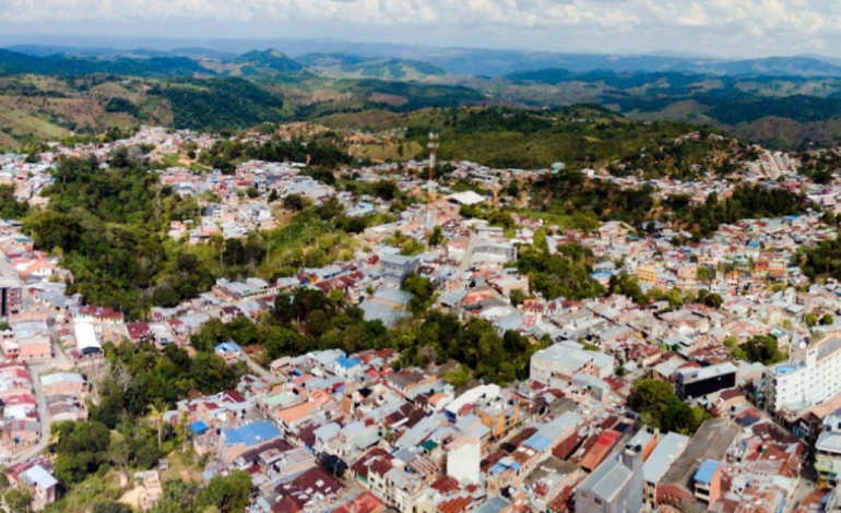 Tres personas murieron al explotar un artefacto disparado por un dron sobre su vivienda durante enfrentamientos armados en Segovia, Antioquia

 – Primer plano