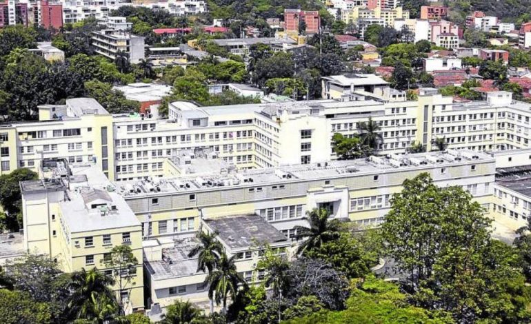 director del hospital presenta el informe

 – Primer plano