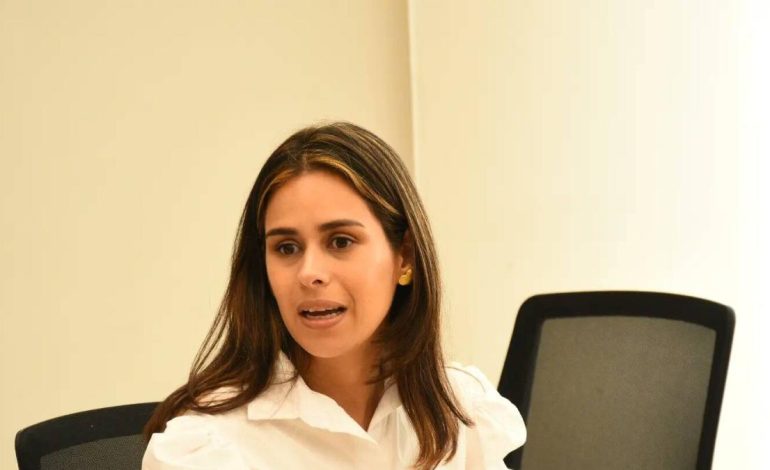 La congresista Ángela Vergara condena la detención de su hijo y de varios colombianos en manos de Estados Unidos.

 – Primer plano