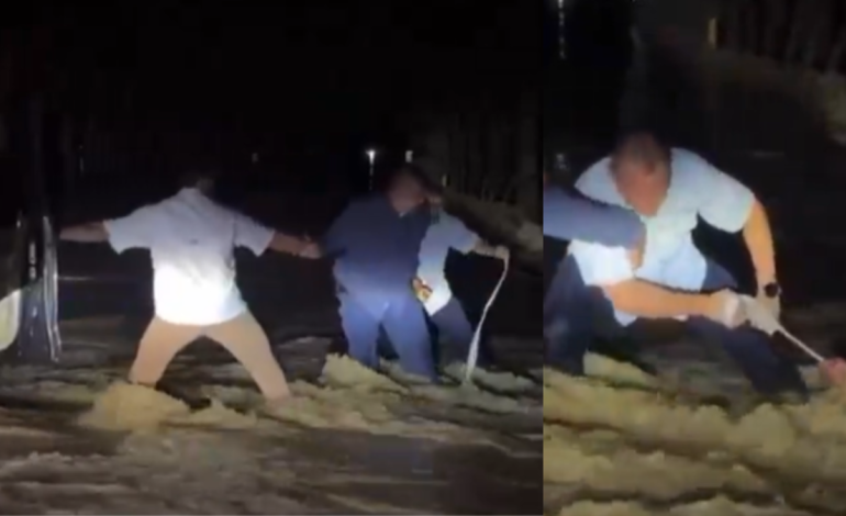 El gobernador de Córdoba rescató a un motociclista arrastrado por la corriente tras la crecida del río: «Déjala que te doy una»

 – Primer plano