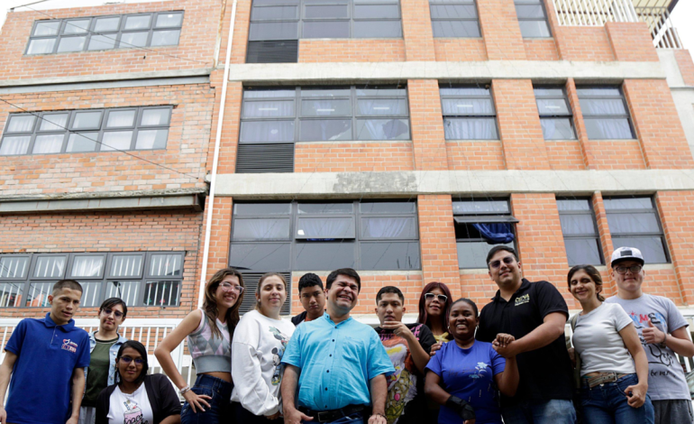 ¿Cómo superó su parálisis y creó una universidad para jóvenes con discapacidad en Cali? Un estudiante con cuadriplejía será programador

 – Primer plano