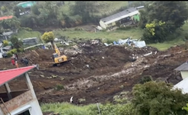 Equipos trabajan para buscar sobrevivientes tras avalancha que sepultó viviendas en Nariño

 – Primer plano