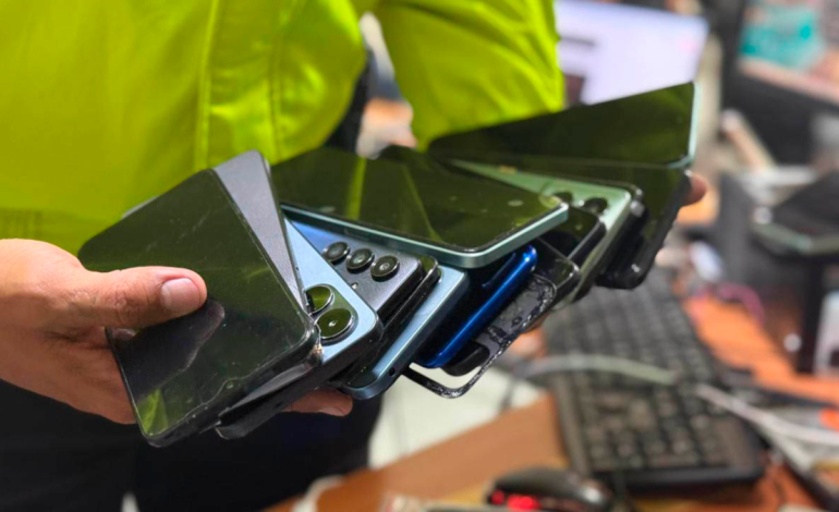 Rayo que provocó el desmantelamiento de la red de recepción en el centro comercial Ópera en Medellín

 – Primer plano