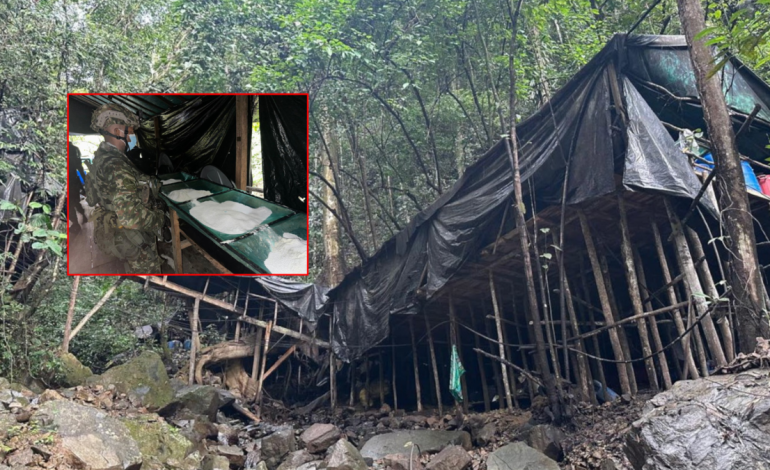 Un enorme laboratorio disidente de producción de cocaína en el norte de Antioquia fue destruido por agentes de la DEA y el Ejército Nacional

 – Primer plano