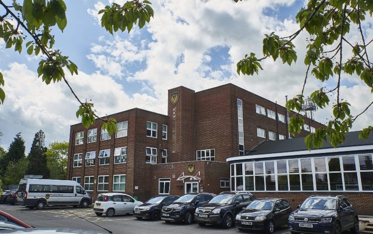 Conmoción en Londres tras el apuñalamiento de dos menores en un colegio de Brent

 – Primer plano