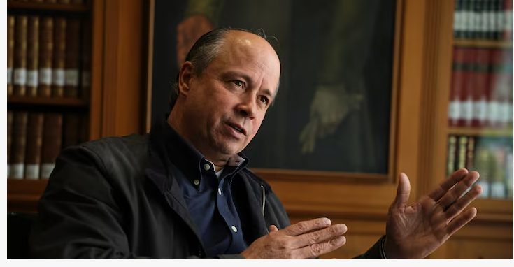 «Negar la inteligencia artificial es como intentar detener un tsunami con la mano».

 – Primer plano