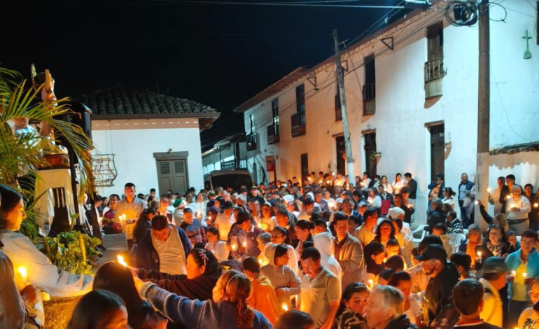 Una conmovedora vigilia que indigna a Santander por la muerte de un niño de 10 años que falleció en extrañas circunstancias cuando salía de su casa para hacer un recado

 – Primer plano