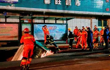 Colapso repentino de un gran socavón en Shanghai, China

 – Primer plano