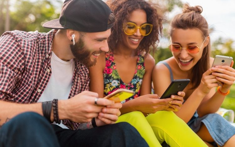 ¿Cómo están rediseñando las marcas sus mensajes utilizando la experiencia y la creatividad de los teléfonos inteligentes?

 – Primer plano