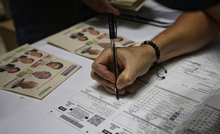 Policía Nacional sorprendió a dos personas con 5 millones de pesos, víveres y propaganda electoral mientras votaban en zona rural de Pasto

 – Primer plano