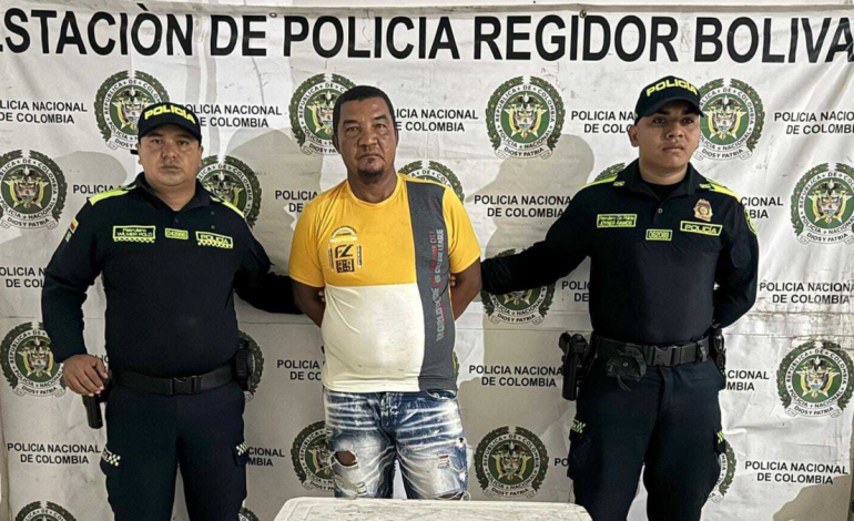 Acudió a comisaría a recoger un documento para el expediente judicial y fue detenido porque tenía una condena vigente.

 – Primer plano