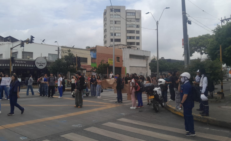 Rechazo por actos vandálicos contra estación del sistema de transporte MIO en el sur de Cali durante protestas estudiantiles en Univalle

 – Primer plano