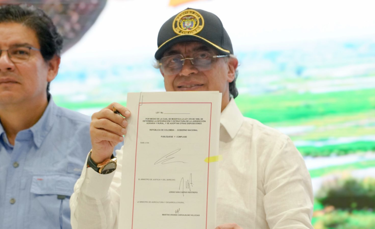 Ante agricultores afectados por inundaciones en Cereté (Córdoba), el presidente Petro aprobó la ley de jurisdicción agrícola

 – Primer plano