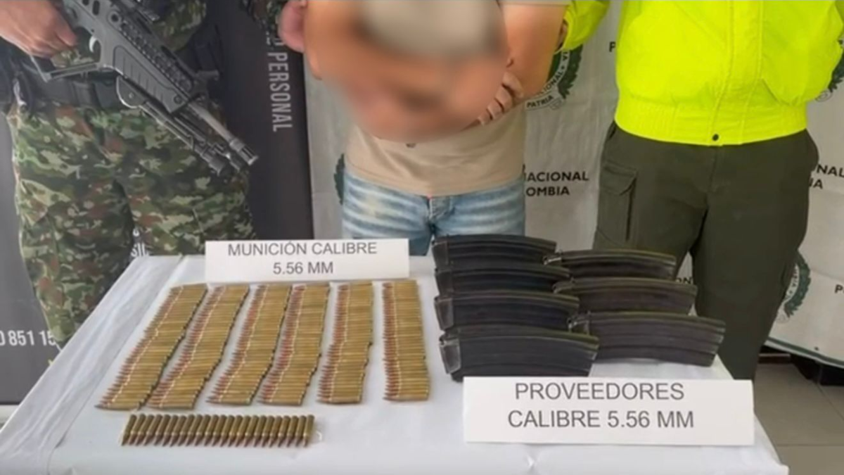 Capturan al sujeto en flagrancia con munición de largo alcance que iba a ser entregada al clan del Golfo, y el juez lo dejó en libertad con más de 6 billetes

 – Primer plano