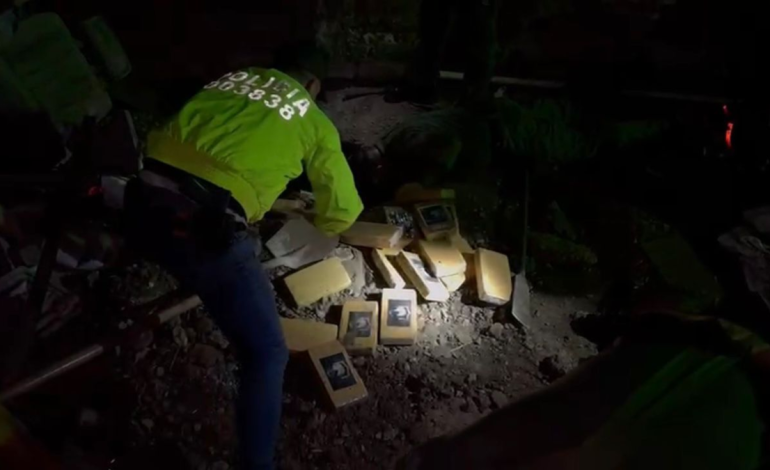 Así funcionaba el taller de latón y pintura de Cali, que era una fachada que escondía media tonelada de cocaína vinculada a la construcción «Jaime Martínez».

 – Primer plano